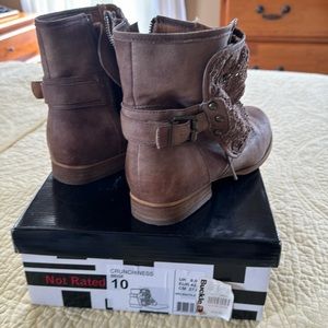 Crunchiness beige bootie